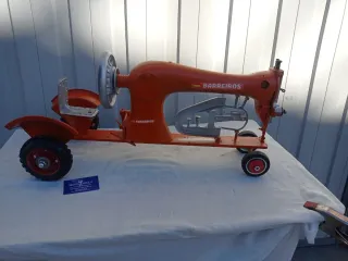 Tractor Barreiros hecho con máquina de coser