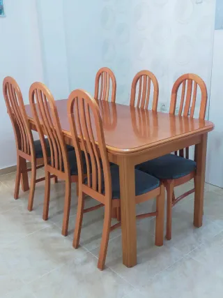 Se vende solo la mesa sin sillas.mesa muy fuerte
