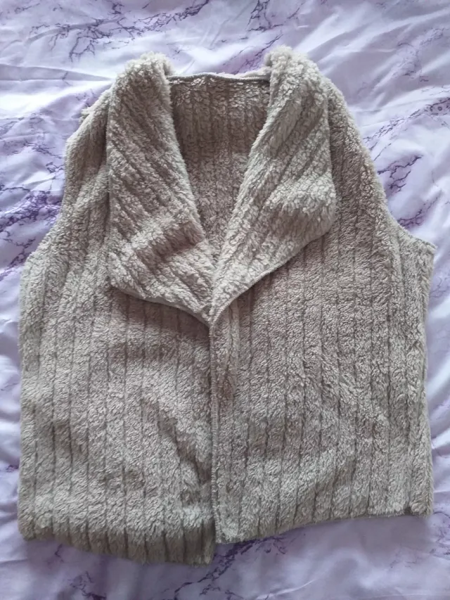 Chaleco de peluche color café con leche talla 40