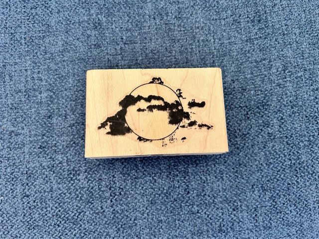 Sello de madera redondo nubes