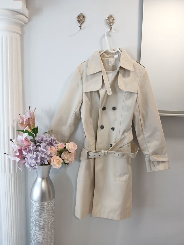 Elegante gabardina color crema/beige