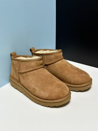 UGG Stivali Neve Corti Castagna