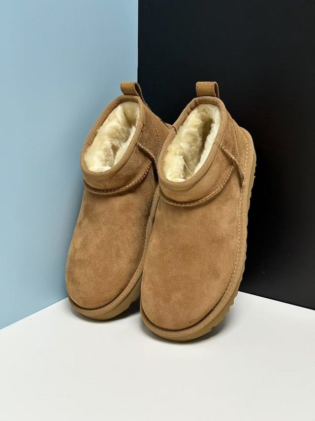 UGG Stivali Neve Corti Castagna