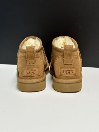 UGG Stivali Neve Corti Castagna