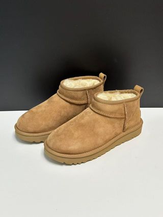 UGG Stivali Neve Corti Castagna