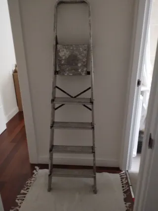 Escalera metálica plegable