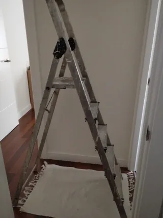 Escalera metálica plegable