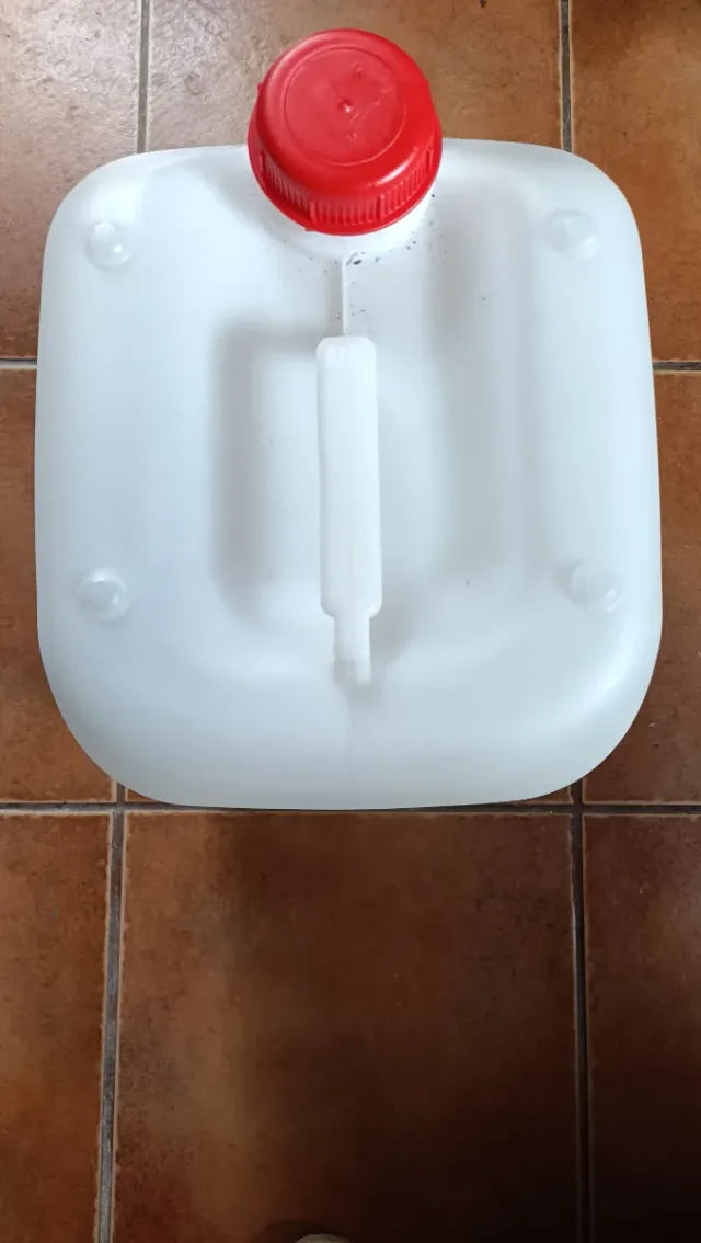 Bidón 20L con asa y tapón rojo
