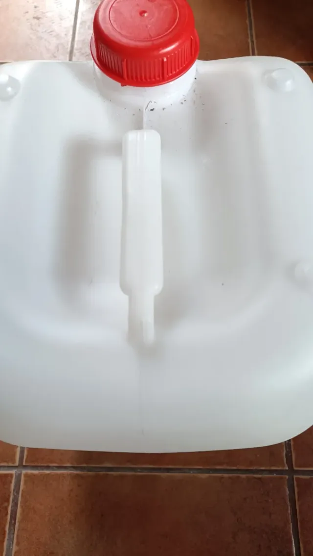 Bidón 20L con asa y tapón rojo