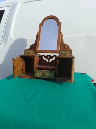 Tocador antiguo con espejo y cajones