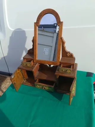 Tocador antiguo con espejo y cajones
