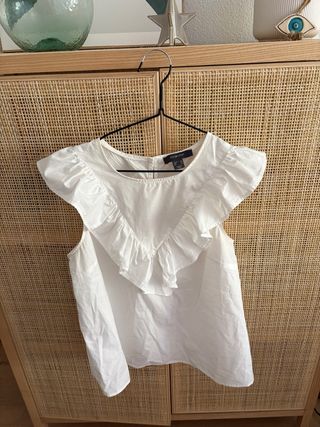 Blusa blanca con volantes