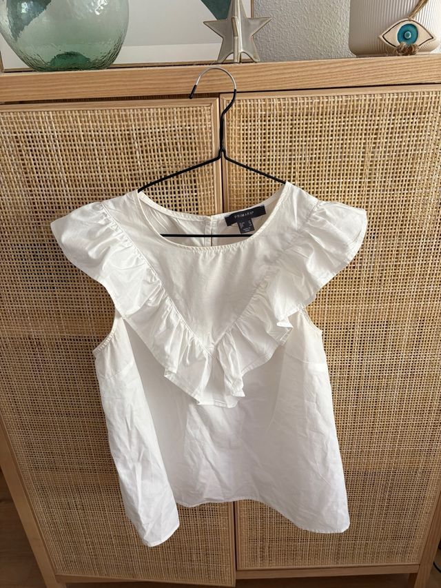 Blusa blanca con volantes