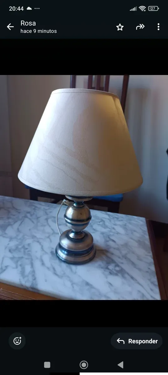 Lámpara de mesa beige y plateada