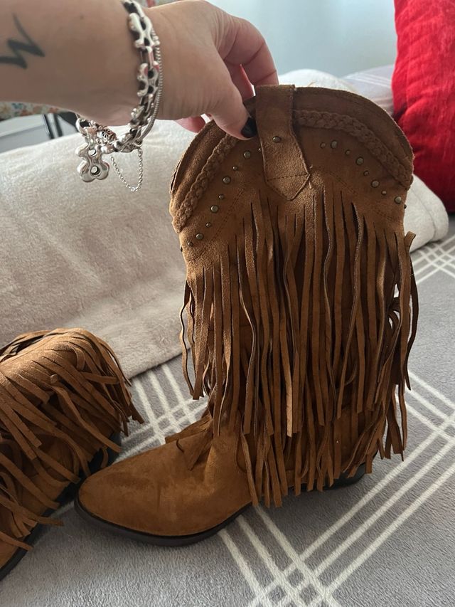 Botas marrones con flecos y tachuelas