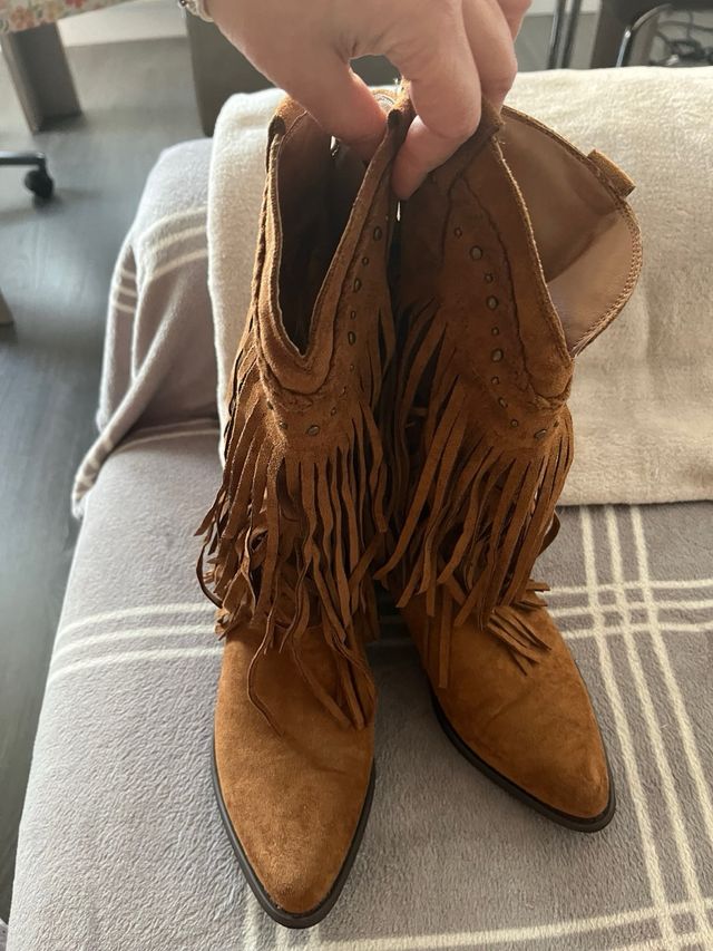 Botas marrones con flecos y tachuelas