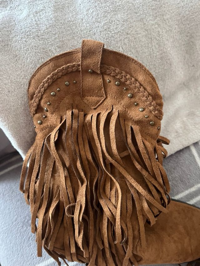 Botas marrones con flecos y tachuelas