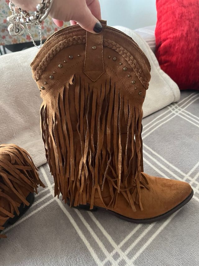 Botas marrones con flecos y tachuelas