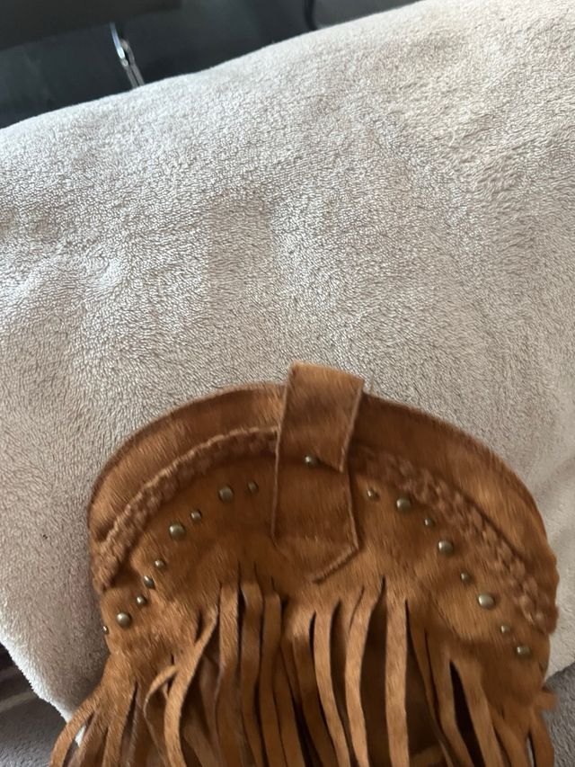 Botas marrones con flecos y tachuelas