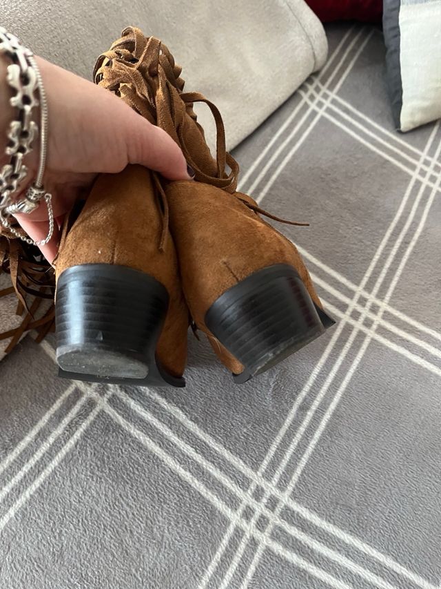 Botas marrones con flecos y tachuelas