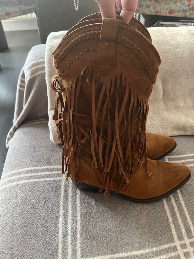 Botas marrones con flecos y tachuelas