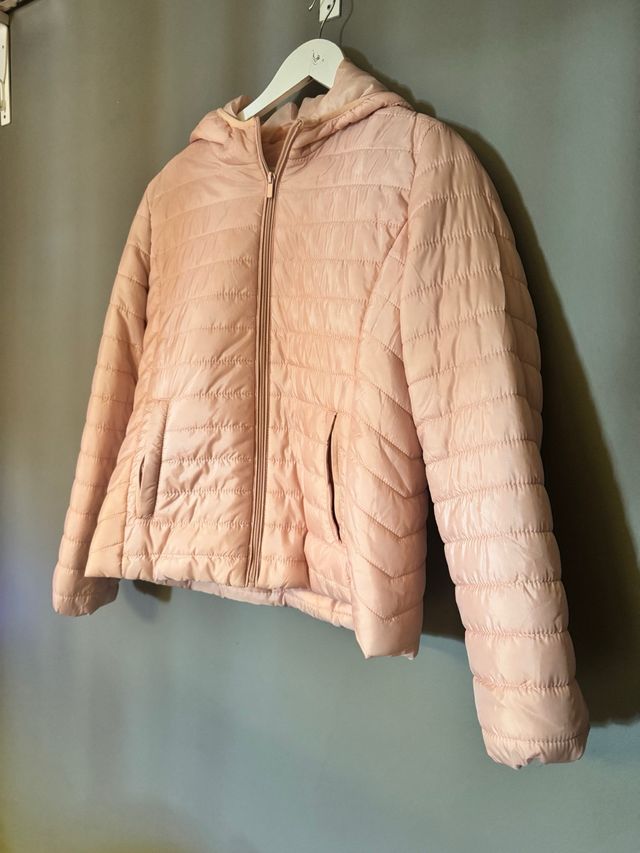 Chaqueta acolchada rosa con capucha