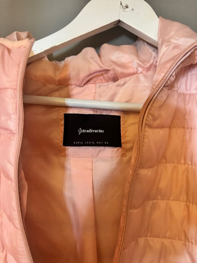 Chaqueta acolchada rosa con capucha