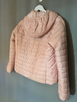 Chaqueta acolchada rosa con capucha