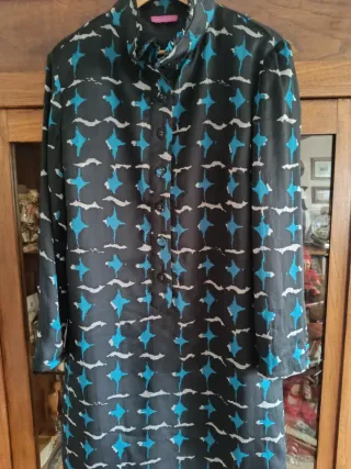 Vestido estampado negro y azul