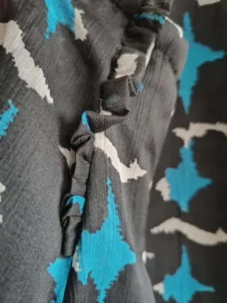 Vestido estampado negro y azul