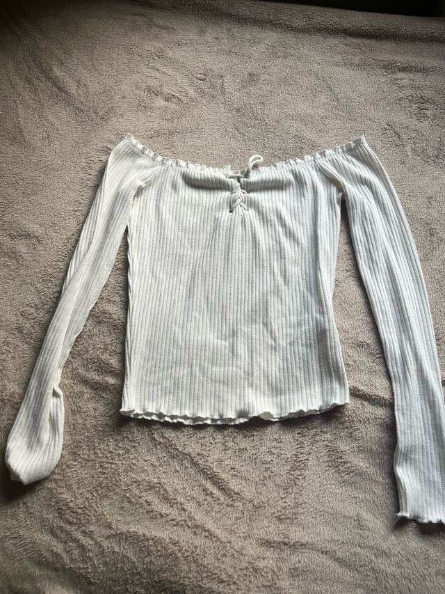 Camiseta blanca hombros descubiertos