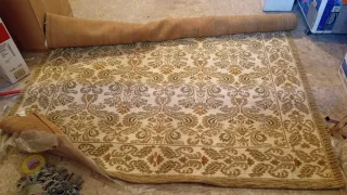 Alfombra de tela beige y verde
