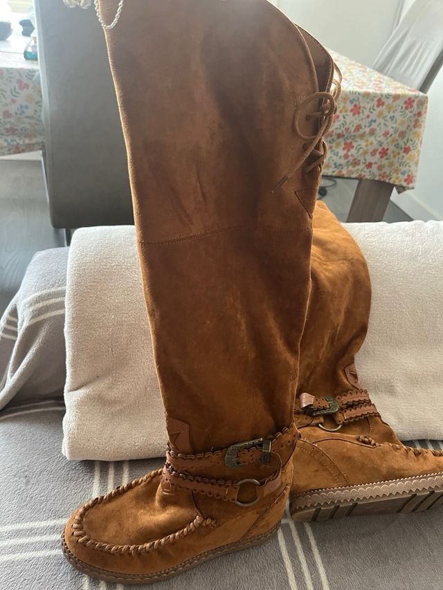 Botas altas de ante marrón