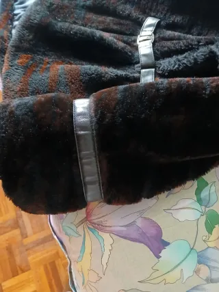 Abrigo de moutón negro/granate cuello zorro