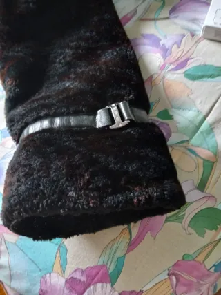 Abrigo de moutón negro/granate cuello zorro