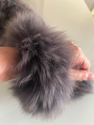 Collo e polsi in volpe argentata