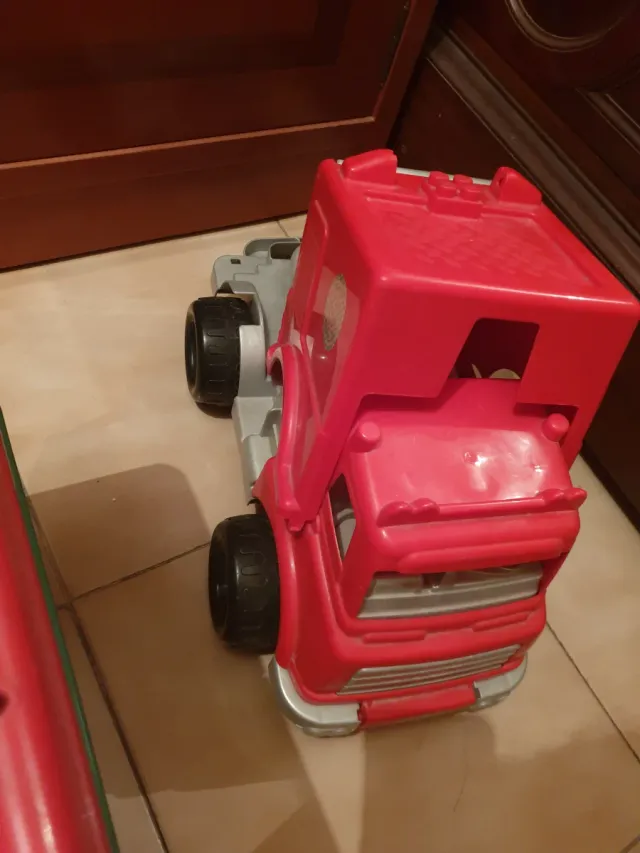 Camión de juguete rojo