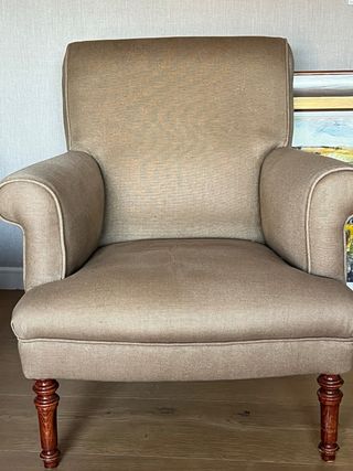 Butaca tapizada beige y marrón