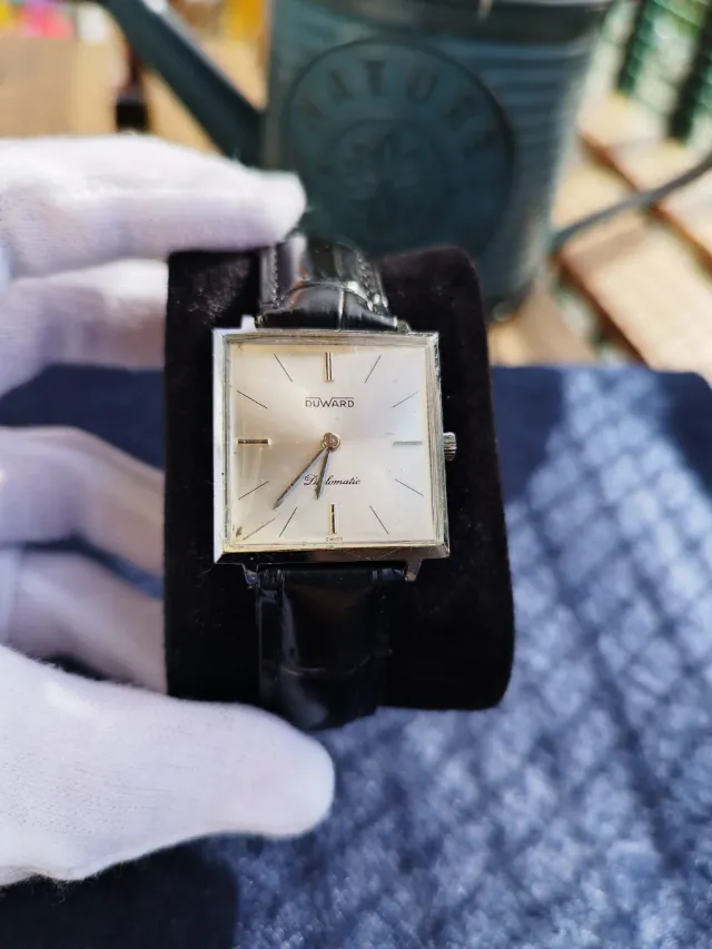 Reloj Duward Diplomatic Plata y Negro