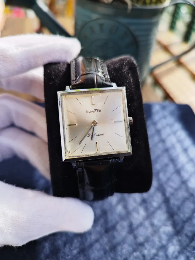 Reloj Duward Diplomatic Plata y Negro