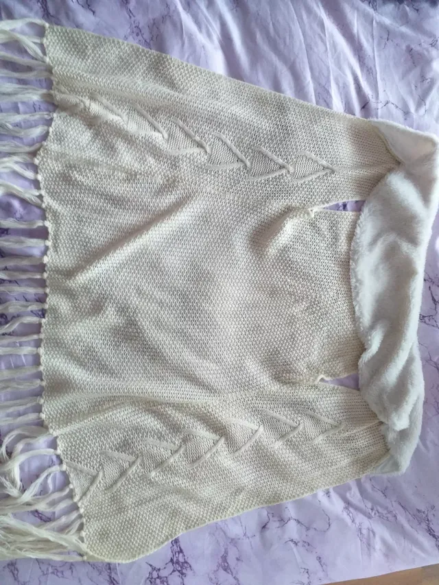 Chaleco de punto con cuello de pelo y flecos abajo