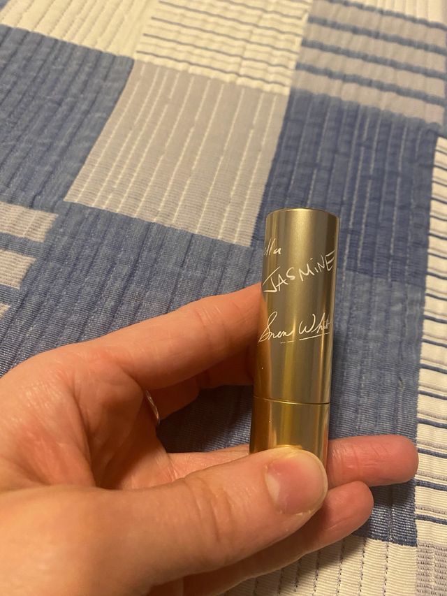 Colourpop Dorado con Firma Snow white