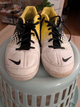 Zapatillas Nike Fútbol Indoor Blancas y Amarillas