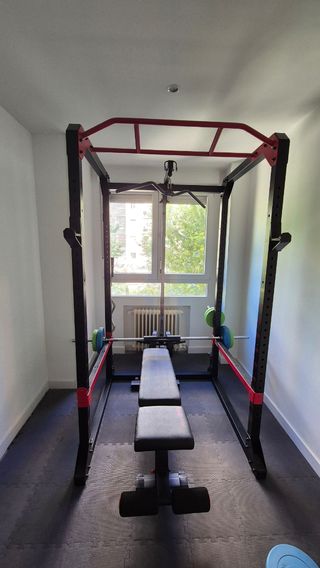Rack de entrenamiento con banco y pesas