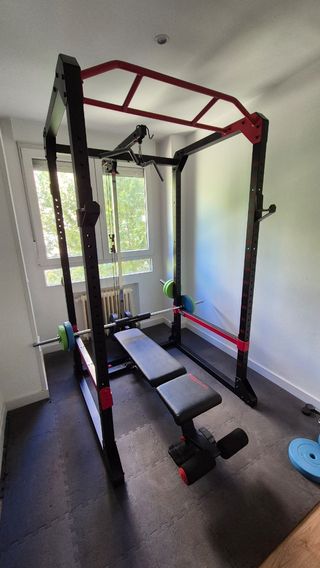 Rack de entrenamiento con banco y pesas