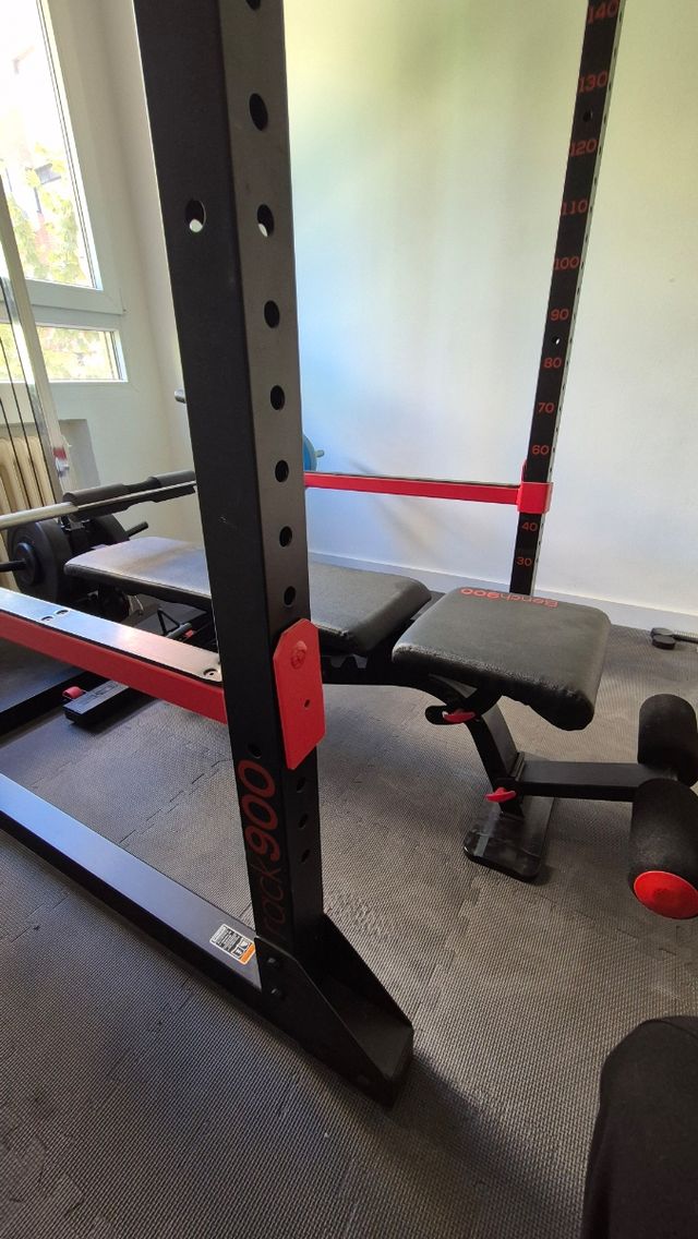 Rack de entrenamiento con banco y pesas