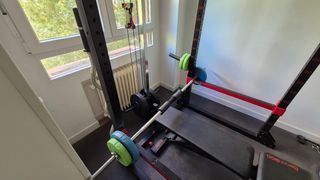 Rack de entrenamiento con banco y pesas