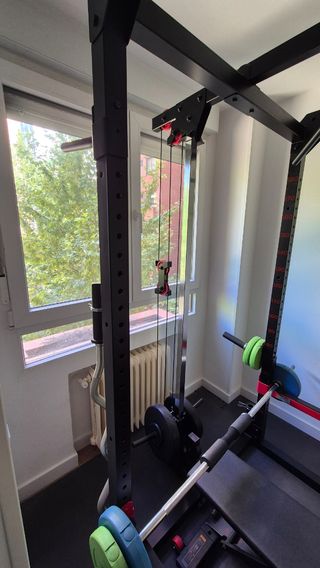 Rack de entrenamiento con banco y pesas
