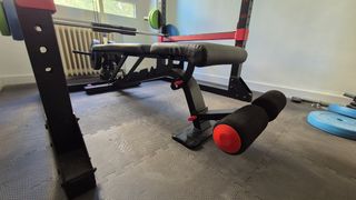 Rack de entrenamiento con banco y pesas