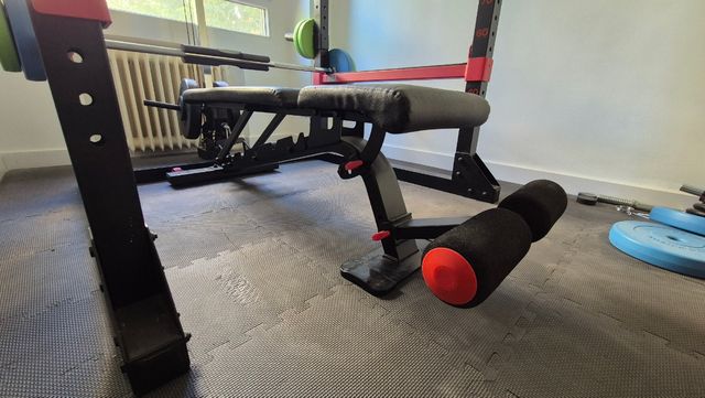 Rack de entrenamiento con banco y pesas